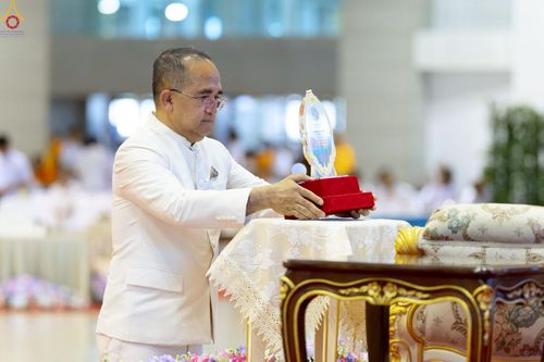 ภาพ No.236174:วันที่ 3 สิงหาคม พ.ศ. 2568 พิธีมุทิตาสักการะพระภิกษุ ผู้สอบได้เปรียญธรรม 9 ประโยค ระดับโลก ปีที่ 37, พิธีมอบโล่และทุนการศึกษา สำนักเรียนบาลีดีเด่นทั่วประเทศ ณ ห้องแก้วสารพัดนึก 1 วัดพระธรรมกาย