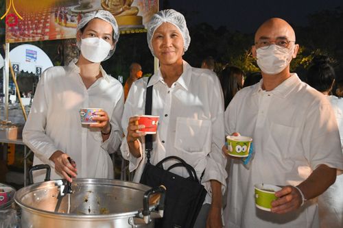 ภาพ No.108413:ถวายภัตตาหารเป็นสังฆทาน แด่คณะพระธรรมยาตราฯ ในโครงการธรรมยาตรากตัญญูบูชา มหาปูชนียาจารย์ พระมงคลเทพมุนี(สด จนฺทสโร) พระผู้ปราบมาร อนุสรณ์สถาน 7 แห่ง ปีที่ 12 วันที่ 7 มกราคม พ.ศ. 2567 ณ อนุสรณ์สถานโลตัสแลนด์ จ.สุพรรณบุรี