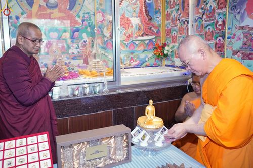 ภาพ No.80600:พิธีถวายพระบรมสารีริกธาตุแด่พระเดชพระคุณหลวงพ่อดร. ไมตรี ศากยะ เจ้าอาวาสวัดอานันทกุฏิ เพื่อประดิษฐานในเจดีย์สภาสงฆ์นิกายเถรวาท มหายานและวัชรยานแห่งเนปาล (Dharmodaya Sabha) ณ ลุมพินี ประเทศเนปาล  วันที่ 1 พฤษภาคม พ. ศ. 2566