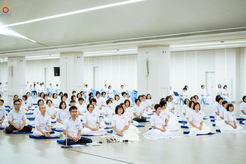 ภาพ No.246503:วันที่ 17 กันยายน พ.ศ. 2568 พิธีรับดวงแก้วนักเรียนบาลี "ดวงแก้วยกชั้นให้ลั่นจักรวาล" ณ ห้องเทวสภา วัดพระธรรมกาย