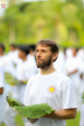 ภาพ No.102724:พิธีตัดปอยผม และปลงผมธรรมทายาท ชาวอินโดนีเซียกว่า 1,000 คน ณ มหาเจดีย์บุโรพุทโธ ประเทศอินโดนีเซีย อบรมระหว่างวันที่ 16-28 ธันวาคม พ.ศ. 2566