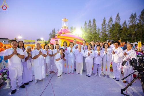 ภาพ No.192917:พิธีตักบาตรพระธรรมยาตรา ณ อนุสรณ์สถานคลองบางนางแท่น อ.สามพราน จ.นครปฐม ในโครงการธรรมยาตรา กตัญญูบูชา มหาปูชนียาจารย์ พระมงคลเทพมุนี(สด จนฺทสโร) พระผู้ปราบมาร อนุสรณ์สถาน 7 แห่ง ปีที่ 13 วันที่ 11 มกราคม พ.ศ.2568