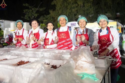 ภาพ No.190381:สาธุชนถวายภัตตาหารเป็นสังฆทาน แด่พระธรรมยาตรา ณ อนุสรณ์สถานมหาวิหารพระมงคลเทพมุนี (โลตัสแลนด์) อ.สองพี่น้อง จ.สุพรรณบุรี ในโครงการธรรมยาตรา กตัญญูบูชา มหาปูชนียาจารย์ พระมงคลเทพมุนี(สด จนฺทสโร) พระผู้ปราบมาร แห่ง ปีที่ 13 วันที่ 7 มกราคม พ.ศ.2568