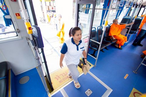 ภาพ No.214525:วันที่ 31 มีนาคม พ.ศ.2568 การทดลองใช้รถ shuttle bus  ขนส่งพระภิกษุ  เพื่องานถวายมหาสังฆทาน วันคุ้มครองโลก