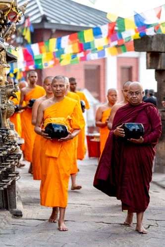 ภาพ No.213070:วันที่ 17 - 18 มีนาคม พ.ศ. 2568 คณะสงฆ์และสามเณรเดินบิณฑบาต รอบเมืองในพื้นที่ วัดสยมภูวนาถและราชวังปาตัน ณ เมืองกาฐมาณฑุ ประเทศเนปาล