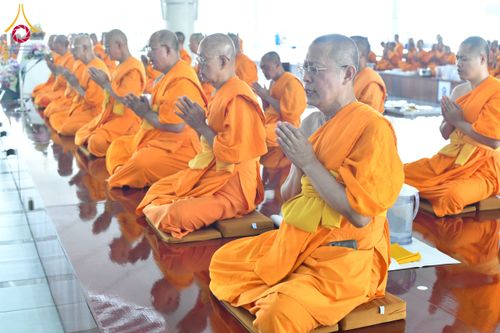 ภาพ No.198021:พิธีถวายภัตตาหารแด่พระภิกษุ สามเณร  บูชาธรรมคุณยายอาจารย์มหารัตนอุบาสิกาจันทร์ ขนนกยูง เนื่องในวาระวันคล้ายวันเกิดครบ 116 ปี วันอาทิตย์ที่ 19 มกราคม พ.ศ. 2568 ณ หอฉันคุณยายอาจารย์ฯ วัดพระธรรมกาย