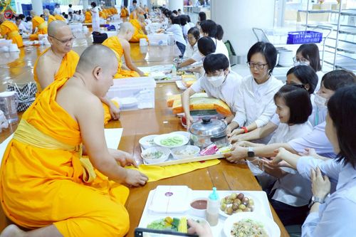 ภาพ No.240037:วันเสาร์ที่ 23 สิงหาคม พ.ศ. 2568 (วันพระ แรม 14 ค่ำ เดือน 9) พิธีบุพเปตพลี ครั้งที่ 169 ร่วมอุทิศบุญแด่หมู่ญาติที่ล่วงลับไปแล้ว และสืบทอดอายุพระพุทธศาสนา ณ หอฉันคุณยายอาจารย์ฯ วัดพระธรรมกาย