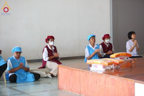 ภาพ No.210573:วันเสาร์ที่ 8 มีนาคม พ.ศ. 2568 พิธีสวดพระพุทธมนต์ และถวายภัตตาหารเมนูสวรรค์แด่พระภิกษุ สามเณร ณ หอฉันคุณยายอาจารย์ฯ วัดพระธรรมกาย