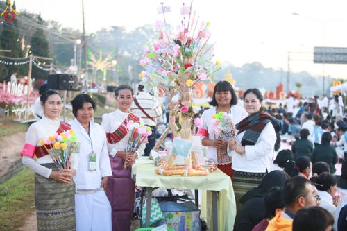 ภาพ No.106764:พิธีตักบาตรพระ ๒๐๐ รูป  "สร้างบุญใหญ่ ส่งท้ายปีเก่า ต้อนรับปีใหม่ ๒๕๖๗" วันอาทิตย์ที่ ๓๑ ธันวาคม ๒๕๖๖ ณ ถนนหน้าที่ว่าการอำเภอภูเรือ อำเภอภูเรือ จังหวัดเลย