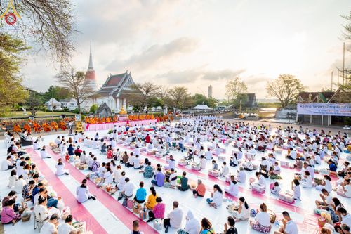ภาพ No.58077:พิธีตักบาตรพระภิกษุและสามเณร 180 รูป ณ ลานองค์พระสมุทรเจดีย์ จ.สมุทรปราการ วันเสาร์ที่ 27 เมษายน พ.ศ. 2567
