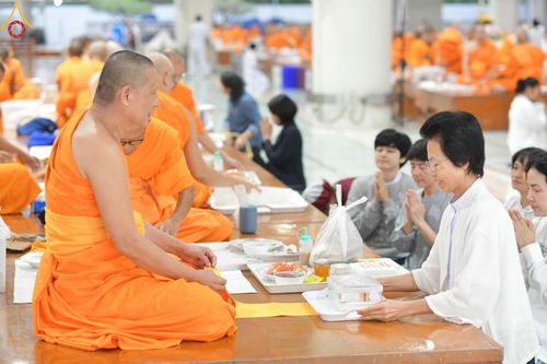 ภาพ No.184748:พิธีถวายภัตตาหารเมนูสวรรค์ "เพื่อการบรรลุธรรม" เนื่องในวาระอายุวัฒนมงคล 84 ปี หลวงพ่อทัตตชีโว วันเสาร์ที่ 21 ธันวาคม พ.ศ. 2567 ณ หอฉันคุณยายอาจารย์ฯ วัดพระธรรมกาย