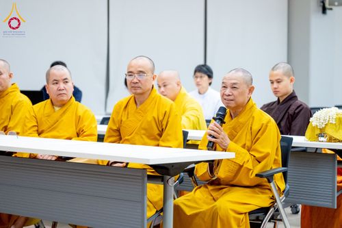 ภาพ No.222934:วันที่ 23 เมษายน พ.ศ. 2568 หลวงพ่อทัตตชีโวต้อนรับคณะสงฆ์ World Pec ณ อาคาร 100 ปี คุณยายมหารัตนอุบาสิกาจันทร์ ขนนกยูง วัดพระธรรมกาย