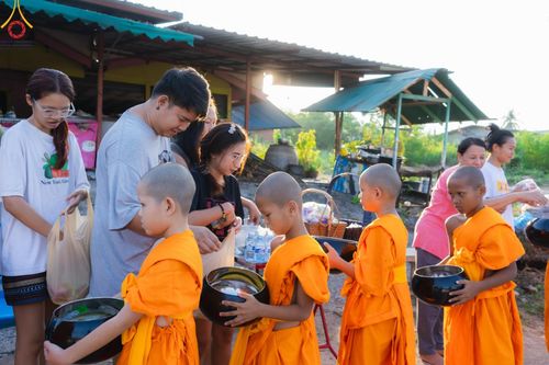 ภาพ No.57807:กิจกรรมบิณฑบาตของสามเณร โครงการบรรพชาสามเณร ฟื้นฟูพระพุทธศาสนาทั่วไทย ธุดงคสถานชลบุรี ณ ชุมชนบ้านห้วยเหียน ตำบลบ่อวิน  อำเภอศรีราชา จังหวัดชลบุรี วันที่ 27 เมษายน พ.ศ. 2567