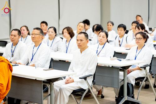 ภาพ No.222477:วันที่ 21 เมษายน พ.ศ. 2568 หลวงพ่อทัตตชีโวต้อนรับคณะสงฆ์จีน ณ อาคาร 100 ปี คุณยายมหารัตนอุบาสิกาจันทร์ ขนนกยูง วัดพระธรรมกาย