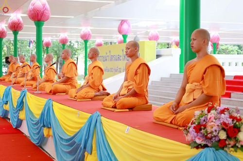 ภาพ No.227659:วันเสาร์ที่ 31 พฤษภาคม พ.ศ.2568 พิธีถวายผ้าไตรแด่สามเณรผู้เข้ารับการอุปสมบท , พิธีอุปสมบทสามเณรเตรียม DCI วัดพระธรรมกาย จ.ปทุมธานี