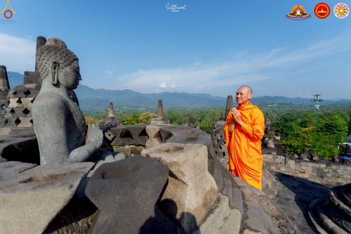 ภาพ No.224437:วันจันทร์ที่ 12 พฤษภาคม พ.ศ. 2568  ชาวพุทธในอินโดนีเซีย ร่วมฉลองวิสาขบูชาจุดประทีปกว่า 200,000 ดวง ณ พระมหาเจดีย์บรมพุทโธ  เจริญพุทธมนต์ถวาย “พระวชิรเกล้าเจ้าอยู่หัว”