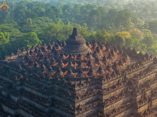 ภาพ No.105120:สามเณรธรรมทายาทชาวอินโดนีเซียกว่า 1,000 รูป นั่งสมาธิ และเวียนประทักษิณ ณ มหาเจดีย์บุโรพุทโธ ประเทศอินโดนีเซีย ในวันที่ 26 ธันวาคม พ.ศ. 2566