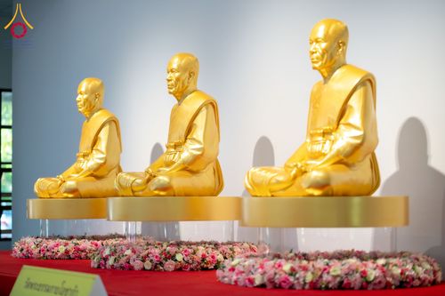 ภาพ No.160760:พิธีเจริญพระพุทธมนต์ และปิดแผ่นทองรูปเหมือน พระเดชพระคุณพระมงคลเทพมุนี (สด จนฺทสโร) พระผู้ปราบมาร จำนวน 3 องค์ วันเสาร์ที่ 5 ตุลาคม พ.ศ. 2567 ณ อาคารปลูกศรัทธา 2 (ชานชลาเดิม) วัดพระธรรมกาย อ.คลองหลวง จ.ปทุมธานี