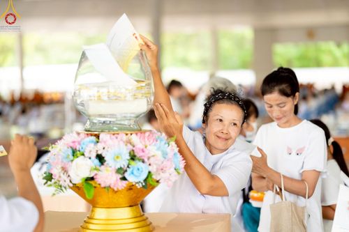 ภาพ No.220657:วันเสาร์ที่ 26 เมษายน พ.ศ.2568 (วันพระ แรม 15 ค่ำ เดือน 5) พิธีถวายภัตตาหารเมนูสวรรค์ "เพื่อการบรรลุธรรม" และ พิธีบุพเปตพลี ครั้งที่ 163 ร่วมอุทิศบุญแด่หมู่ญาติที่ล่วงลับไปแล้ว และสืบทอดอายุพระพุทธศาสนา ณ หอฉันคุณยายอาจารย์ฯ วัดพระธรรมกาย