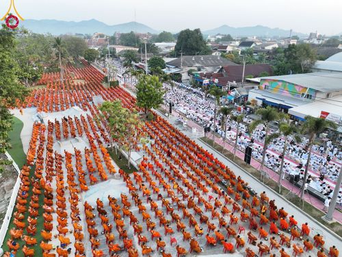 ภาพ No.101725:ตักบาตรพระ 10,000 รูป เติมบุญให้แผ่นดิน เนื่องในโอกาส 192 ปี จังหวัดกาญจนบุรี หนึ่งในโครงการตักบาตรพระ 2,000,000 รูป  77 จังหวัดทุกวัดทั่วไทย วันจันทร์ที่ 11 ธันวาคม พ.ศ. 2566 บริเวณถนนสองแคว (SKY WALK) เมืองกาญจนบุรี