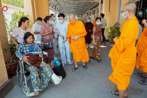 ภาพ No.220264:วันที่ 17 เมษายน พ.ศ. 2568 ผู้แทนวัดพระธรรมกาย ลงพื้นที่เยียวยา ซับน้ำตาเหยื่อแผ่นดินไหวมัณฑะเลย์