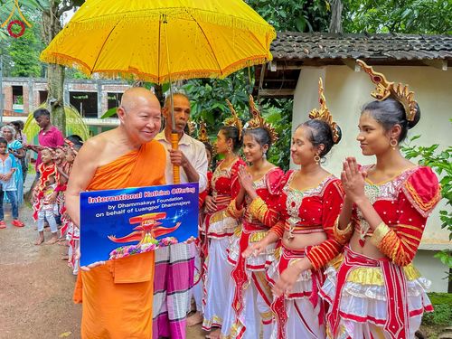 ภาพ No.97961:กฐินศรีลังกา วัดฮูนูเกตะ อลาคา รามายา มาตาเล วันที่ 20 พฤศจิกายน พ.ศ. 2566