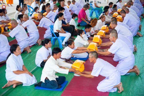 ภาพ No.101542:พิธีขอขมาและมอบผ้าไตร ในโครงการอุปสมบทบูชาธรรม มหาปูชนียาจารย์ พ.ศ. 2566 ณ ธุดงคสถานลำพูน ต.เหล่ายาว อ.บ้านโฮ่ง จ.ลำพูน  วันที่ 7 ธันวาคม พ.ศ. 2566