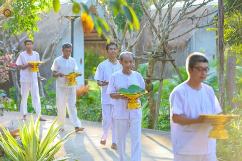 ภาพ No.180341:พิธีตัดปอยผม ปลงผม นาคธรรมทายาท ในโครงการบรรพชาอุปสมบทหมู่ บูชาธรรมมหาปูชนียาจารย์ 2567  วันที่ 4 ธันวาคม พ.ศ. 2567 ณ ศูนย์ปฏิบัติธรรมแก้วภูเรือ จ.เลย