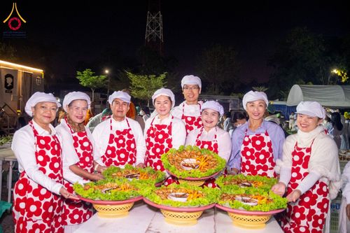 ภาพ No.196317:พิธีถวายภัตตาหารเป็นสังฆทาน แด่พระธรรมยาตรา ณ วัดโบสถ์(บน) ตำบลบางคูเวียง อำเภอบางกรวย จังหวัดนนทบุรี ในโครงการธรรมยาตรา กตัญญูบูชา มหาปูชนียาจารย์ พระมงคลเทพมุนี(สด จนฺทสโร) พระผู้ปราบมาร อนุสรณ์สถาน 7 แห่ง ปีที่ 13 วันที่ 17 มกราคม พ.ศ. 2568