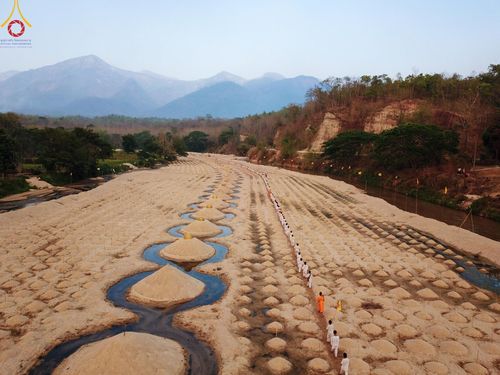 ภาพ No.63234:Photo Story  มหัศจรรย์วัดดงดินแดง Episode 1  พิธีปลงผมนาคธรรมทายาท  ในโครงการบรรพชาอุปสมบทหมู่ ฟื้นฟูพระพุทธศาสนาทั่วไทย วัดดงดินแดง ณ ลำน้ำแม่ตื่น อ.อมก๋อย จ.เชียงใหม่ วันที่ 2 เมษายน พ.ศ. 2567