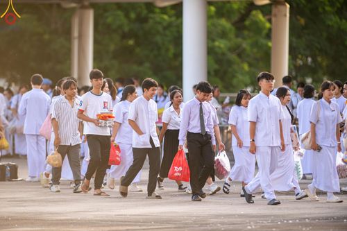 ภาพ No.143353:พิธีตักบาตร ข้าวสารอาหารแห้ง ณ บ้านแก้วเรือนทองคุณยายฯ และ พิธีบูชาข้าวพระ  ณ สภาธรรมกายสากล วัดพระธรรมกาย วันอาทิตย์ที่ 7 กรกฎาคม พ.ศ. 2567