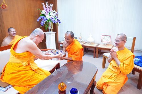 ภาพ No.84539:หลวงพ่อทัตตชีโว ได้เมตตาเป็นประธานสงฆ์ในพิธีถวายพระบรมสารีริกธาตุ องค์พระธรรมกาย รัตนชาติและปัจจัยร่วมบุญสถาปนาเจดีย์  แด่พระสมุห์สุทธิศักดิ์ ฐิตสุทธิ เจ้าอาวาสวัดเก่าเขาน้อย 