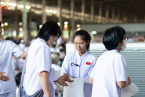 ภาพ No.92071:พิธีตักบาตร ในวันทอดกฐินสามัคคี ประจำปีพุทธศักราช 2566 วันอาทิตย์ต้นเดือนที่ 5 พฤศจิกายน พ.ศ. 2566 ณ สภาธรรมกายสากล วัดพระธรรมกาย จ.ปทุมธานี