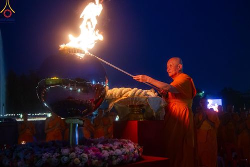 ภาพ No.170257:พิธีลอยกระทงธรรม ณ สระเศรษฐีทะเลบุญ มหาวิหารพระมงคลเทพมุนีฯ วัดพระธรรมกาย วันศุกร์ที่ 15 พฤศจิกายน พ.ศ.2567 (วันเพ็ญ 15 ค่ำ เดือน 12)