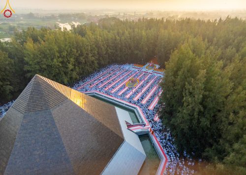 ภาพ No.190181:พิธีตักบาตรพระธรรมยาตรา ณ อนุสรณ์สถานลำดับที่ 1 สถานที่เกิดด้วยรูปกายเนื้อ อนุสรณ์สถานมหาวิหารพระมงคลเทพมุนี (โลตัสแลนด์) อ.สองพี่น้อง จ.สุพรรณบุรี ในโครงการธรรมยาตรา กตัญญูบูชา มหาปูชนียาจารย์ พระมงคลเทพมุนี(สด จนฺทสโร) พระผู้ปราบมาร อนุสรณ์สถาน 7 แห่ง 