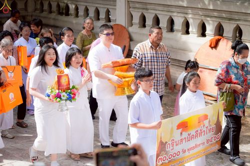 ภาพ No.265047:วันที่ 8 ตุลาคม พ.ศ. 2568 พิธีทอดกฐินสามัคคีทั่วไทย 30,000 วัด โดยคณะศิษยานุศิษย์ บูชาธรรม 81 ปี หลวงพ่อธัมมชโย ณ วัดอ้อมน้อย อ.กระทุ่มแบน จ.สมุทรสาคร