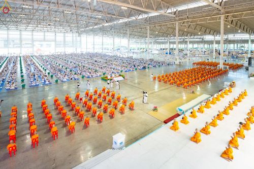 ภาพ No.243437:วันที่ 7 กันยายน พ.ศ. 2568 พิธีตักบาตร ข้าวสารอาหารแห้ง ในวันครูผู้ค้นพบวิชชาธรรมกาย ณ บ้านแก้วเรือนทองคุณยายฯ สภาธรรมกายสากล วัดพระธรรมกาย