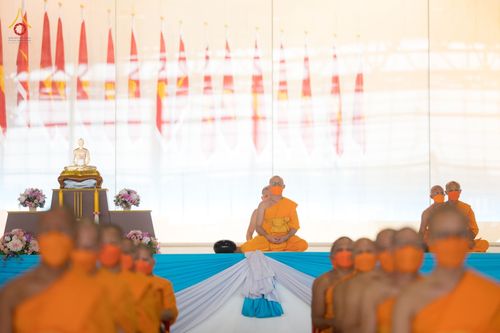 ภาพ No.80786:พิธีตักบาตร , พิธีบูชาข้าวพระในวันอาทิตย์ต้นเดือน วันที่ 7 พฤษภาคม พ.ศ. 2566 ณ วัดพระธรรมกาย