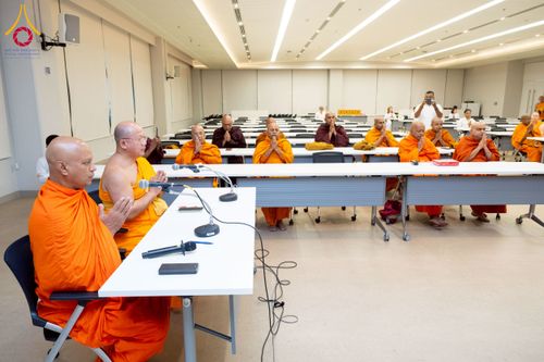ภาพ No.222997:วันที่ 24 เมษายน พ.ศ. 2568 หลวงพ่อทัตตชีโวต้อนรับคณะสงฆ์ศรีลังกา ณ อาคาร 100 ปี คุณยายมหารัตนอุบาสิกาจันทร์ ขนนกยูง วัดพระธรรมกาย