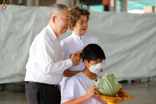 ภาพ No.83750:พิธีตัดปอยผมและปลงผม ในโครงการบรรพชาสามเณร ธรรมทายาทรุ่นโรงเรียนนานาชาติ ณ วัดพระธรรมกาย วันเสาร์ที่ 15 กรกฎาคม พ.ศ.2566