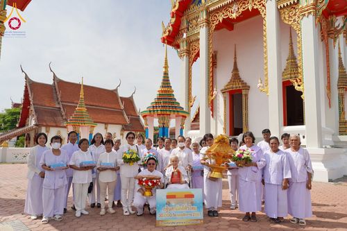 พิธีทอดกฐิน ณ วัดทองประดิษฐ์ จ.สุพรรณบุรี ในโครงการกฐินสามัคคีทั่วไทย 30,000 วัด บูชาธรรม 80 ปี หลวงพ่อธัมมชโย โดยคณะศิษยานุศิษย์วัดพระธรรมกาย วันที่ 27 ตุลาคม พ.ศ. 2567