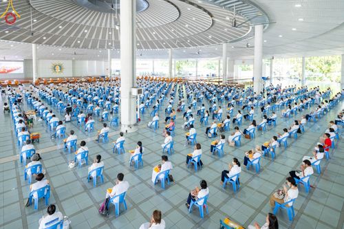 ภาพ No.102188:พิธีบุพเปตพลี ครั้งที่ 144 อุทิศบุญแด่หมู่ญาติที่ล่วงลับไปแล้ว และสืบทอดอายุพระพุทธศาสนา วันอังคารที่ 12 ธันวาคม พ.ศ. 2566 (วันพระแรม 15 ค่ำ เดือน 12) ณ หอฉันคุณยายอาจารย์ฯ วัดพระธรรมกาย