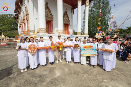 ภาพ No.175668:พิธีทอดกฐิน วัดตะเคียนทอง จ.สุพรรณบุรี ในโครงการกฐินสามัคคีทั่วไทย 30,000 วัด บูชาธรรม 80 ปี หลวงพ่อธัมมชโย โดยคณะศิษยานุศิษย์วัดพระธรรมกาย วันที่ 9 พฤศจิกายน พ.ศ. 2567
