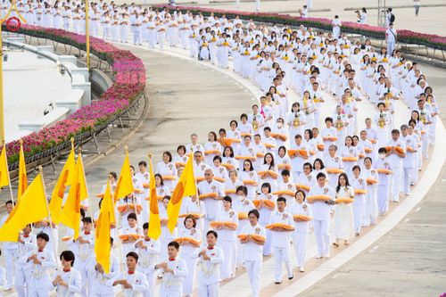 ภาพ No.214910:วันเสาร์ที่ 5 เมษายน พ.ศ. 2568 พิธีเวียนประทักษิณรอบพระมหาธรรมกายเจดีย์  พิธีวันทาเจดีย์ พิธีขอขมาและมอบผ้าไตร ในโครงการบรรพชาสามเณรฟื้นฟูพระพุทธศาสนาทั่วไทย , โครงการหน่อแก้วเปรียญธรรม รุ่นที่ 13 ,  โครงการสามเณรยุวธรรมทายาท รุ่นที่ 33 , โครงการสามเณรมั