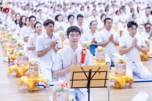 ภาพ No.239527:วันอาทิตย์ที่ 17 สิงหาคม พ.ศ. 2568 พิธีถวายคิลานเภสัช และอุปกรณ์ทางการแพทย์ แด่คณะสงฆ์ เนื่องในวันธรรมชัย ณ ห้องแก้วสารพัดนึก 2 สภาธรรมกายสากล วัดพระธรรมกาย