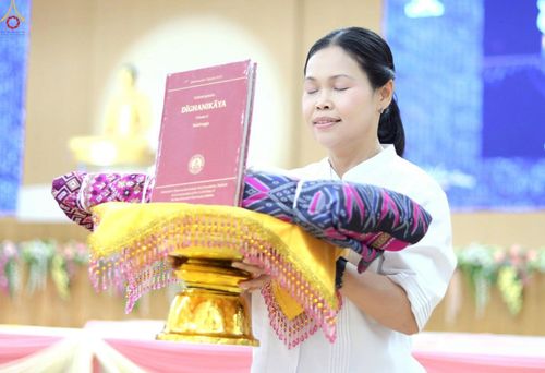 ภาพ No.228279:วันอาทิตย์ที่ 8 มิถุนายน พ.ศ. 2568 พิธีถวายทุนสนับสนุนพระไตรปิฎกฉบับธรรมชัย และอนุรักษ์คัมภีร์โบราณ ณ ห้องแก้วสารพัดนึก 2 วัดพระธรรมกาย