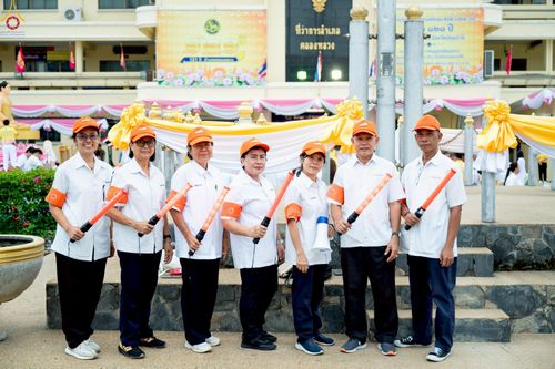 ภาพ No.241845:วันอาทิตย์ที่ 31 สิงหาคม พ.ศ. 2568 พิธีทำบุญแด่คณะสงฆ์ 122 รูป ฉลอง 121 ปี อำเภอคลองหลวง จ.ปทุมธานี เพื่อนำส่งช่วยเหลือคณะสงฆ์ 323 วัด 4 จังหวัดชายแดนภาคใต้ และช่วยเหลือประชาชนจากเหตุปะทะ แนวชายแดนไทย-กัมพูชา ณ บริเวณหน้าที่ว่าการอำเภอคลองหลวง 