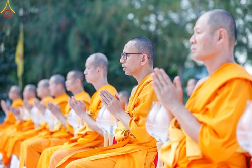 ภาพ No.192604:พิธีจุดประทีปถวายเป็นพุทธบูชา และบูชาธรรมมหาปูชนียาจารย์ ณ อนุสรณ์สถานคลองบางนางแท่น อ.สามพราน จ.นครปฐม ในโครงการธรรมยาตรา กตัญญูบูชา มหาปูชนียาจารย์ พระมงคลเทพมุนี(สด จนฺทสโร) พระผู้ปราบมาร อนุสรณ์สถาน 7 แห่ง ปีที่ 13 วันที่ 10 มกราคม พ.ศ. 2568