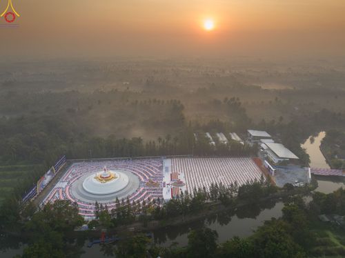 ภาพ No.110203:พิธีตักบาตรพระธรรมยาตราฯ ในโครงการธรรมยาตรากตัญญูบูชา มหาปูชนียาจารย์ พระมงคลเทพมุนี(สด จนฺทสโร) พระผู้ปราบมาร ปีที่ 12 ณ อนุสรณ์สถานลำดับที่ 2 สถานที่ตั้งมโนปณิธานบวชตลอดชีวิต อนุสรณ์สถานบางนางแท่น จ.นครปฐม วันที่ 11 มกราคม พ.ศ. 2567