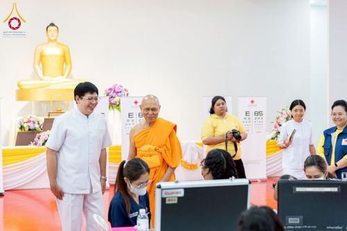 ภาพ No.230306:วันจันทร์ที่ 30 มิถุนายน พ.ศ. 2568 เจ้าอาวาสวัดพระธรรมกาย เยี่ยมอนุโมทนาให้กำลังใจ บุคลากรทางการแพทย์-เจ้าหน้าที่ผู้ปฏิบัติงาน โครงการรถตัดแว่นสายตาเคลื่อนที่สภากาชาดไทย เพื่อเด็กนักเรียนในชนบท พื้นที่จังหวัดปทุมธานี
